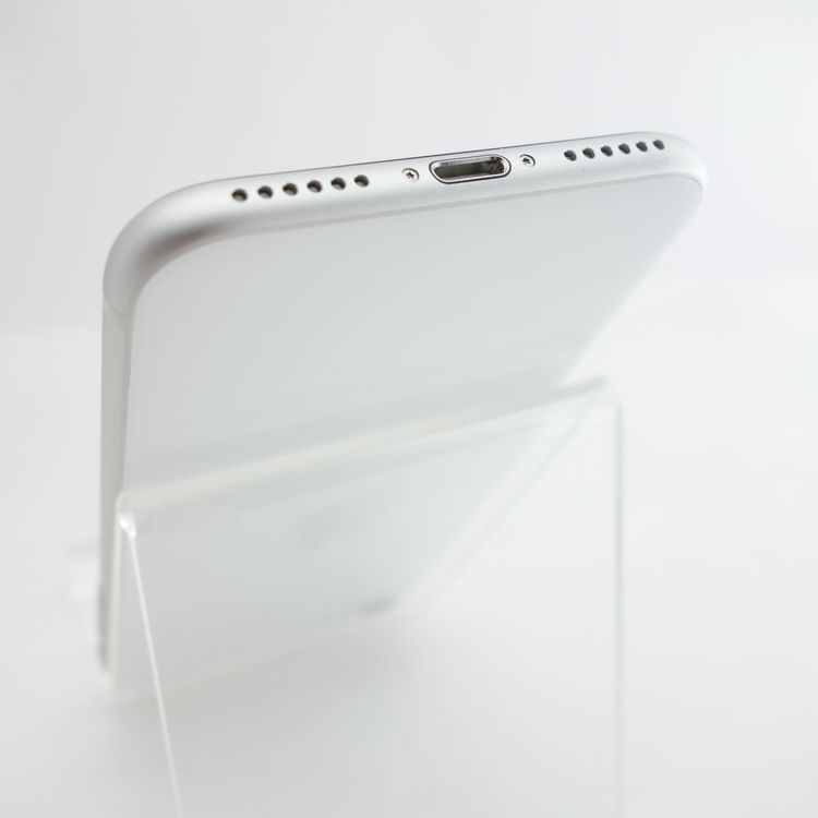 ��SIM�ե꡼��iPhoneSE2 128GB �ۥ磻�� ����97�� �������¡�