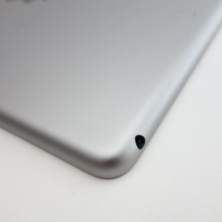 ��9.7�������iPad ��5���� 32GB ���ڡ������쥤 ����90�� Wi-Fi��ǥ�