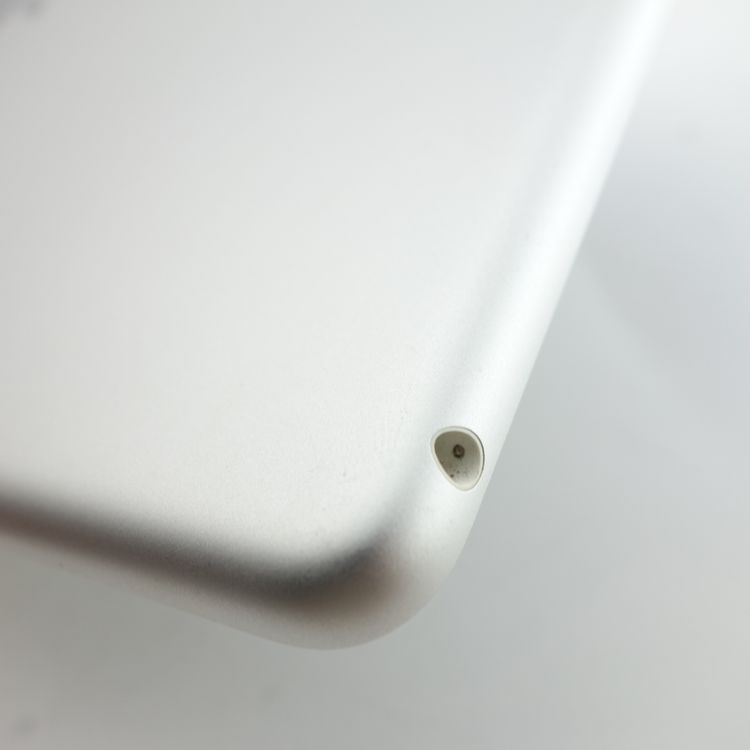 【9.7インチ】iPad 第6世代 128GB シルバー 電池100% 訳あり美品