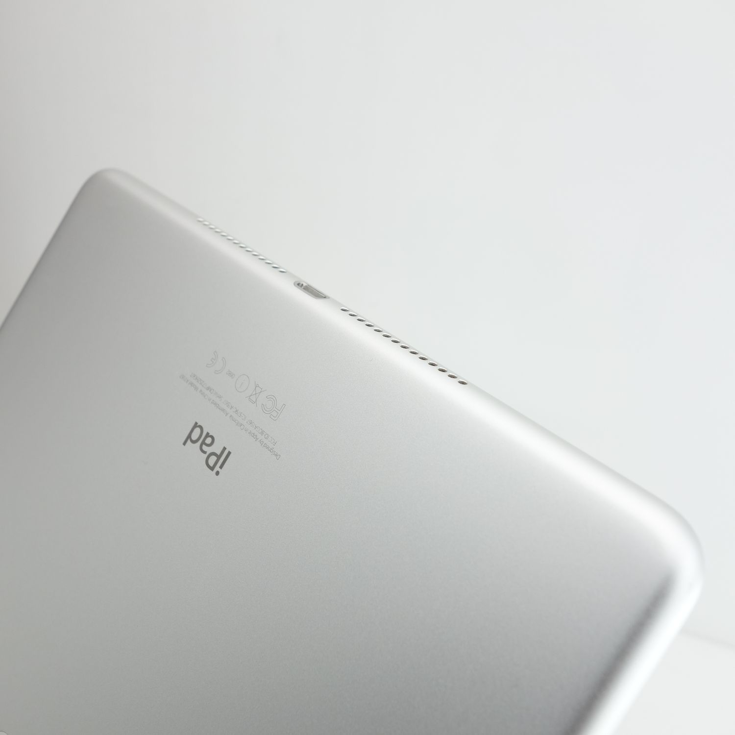 ムスビー｜【9.7インチ】iPad Air2 32GB シルバー 電池91％ 利用制限〇  