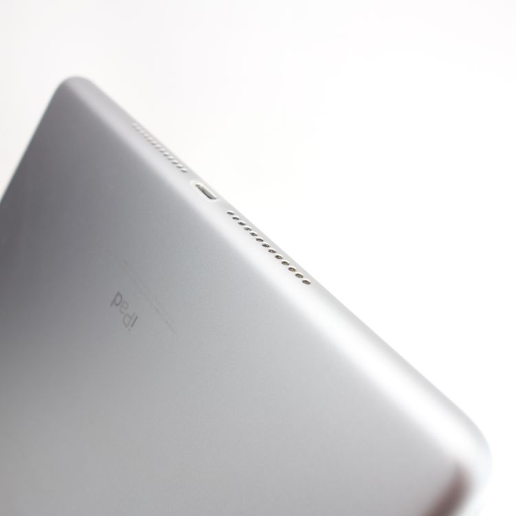 ��9.7�������iPad ��5���� 32GB ���ڡ������쥤 ����94% SIM�ե꡼