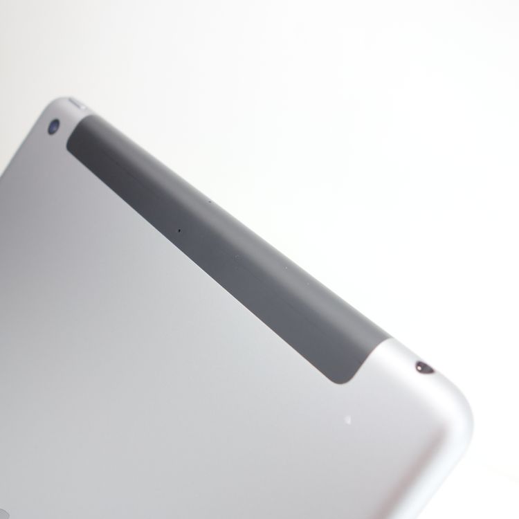 ��9.7�������iPad ��6���� 32GB ���ڡ������쥤 ����97% SIM�ե꡼