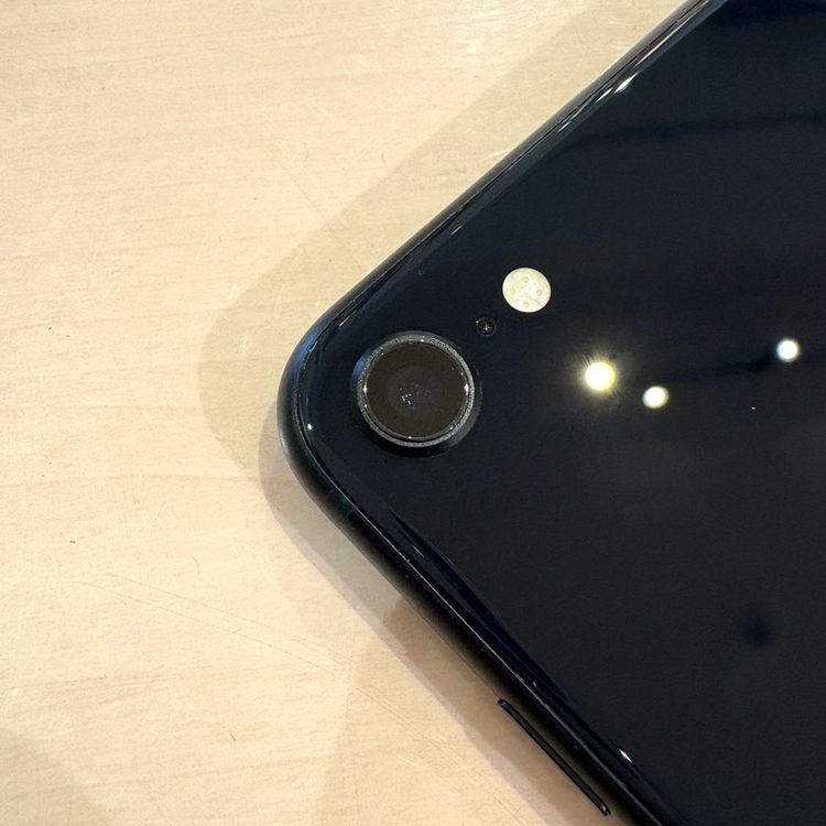 �ڽ���Ź�����ѡ�iPhoneSE ��3���� 128GB �֥�å� �Хåƥ꡼ 100%