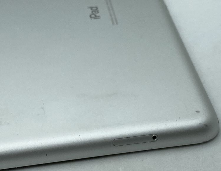 �����iPad ��7���� Wi-Fi+C 32GB docomo ����С�