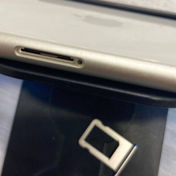 ��Х�����iPhone SE3 64GB au�ǡ�SIM�ե꡼ �����񥹥ԡ���ȯ��