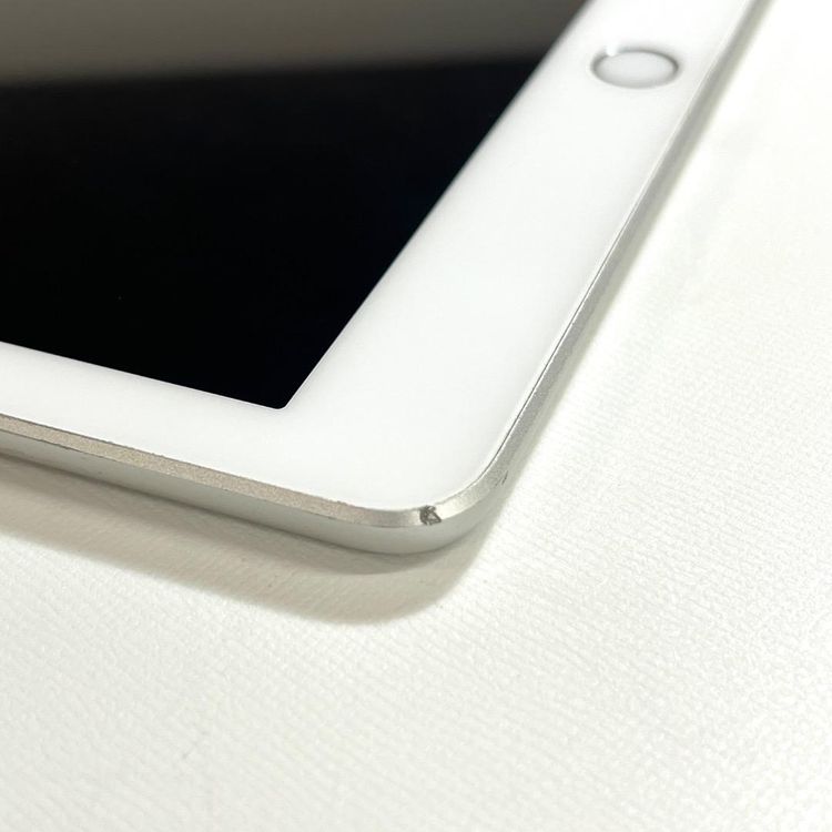 �����ʡ�iPad ��5���� 9.7����� 32GB Wifi+����顼