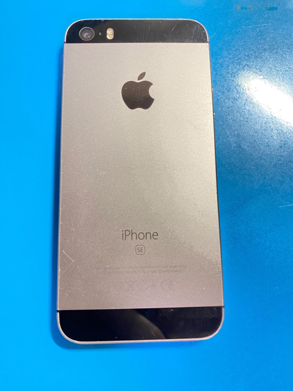 ムスビー｜iPhone SE 64GB AU版SIMフリー 送料無料 バッテリー93  