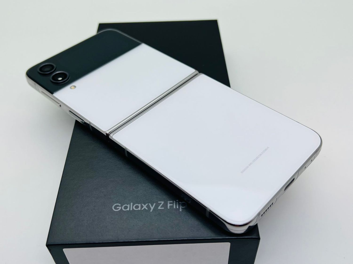 ムスビー｜Galaxy Z Flip4 5G 256GB ホワイト SIMフリー【Galaxy Z 