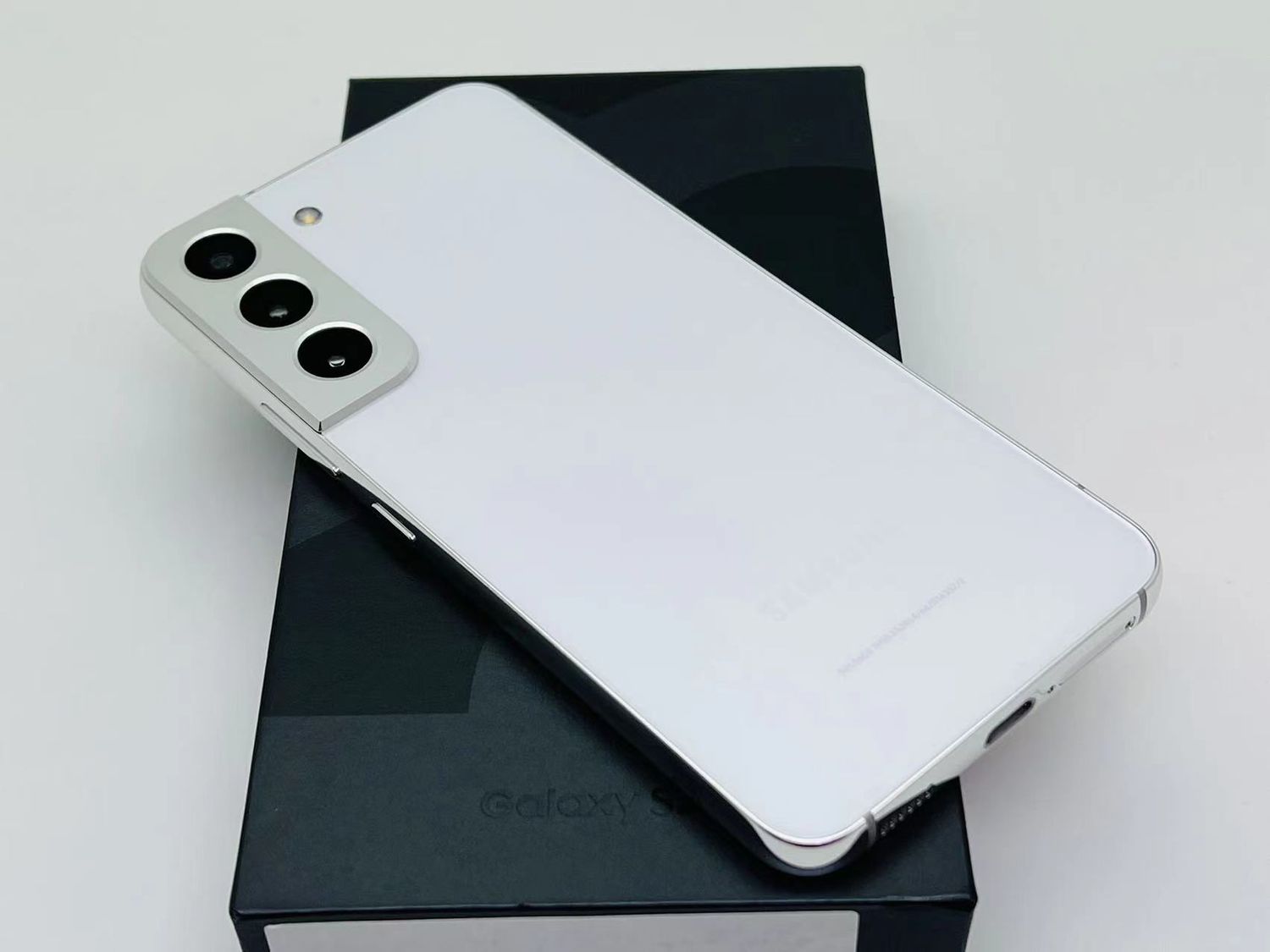 ムスビー｜美品 Galaxy S22 5G 256GB ホワイト SIMフリー【Galaxy S22 