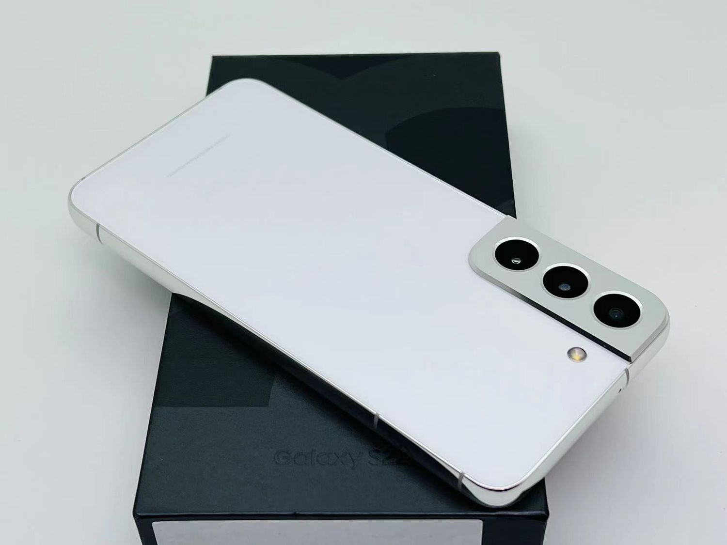 ムスビー｜美品 Galaxy S22 5G 256GB ホワイト SIMフリー【Galaxy S22 