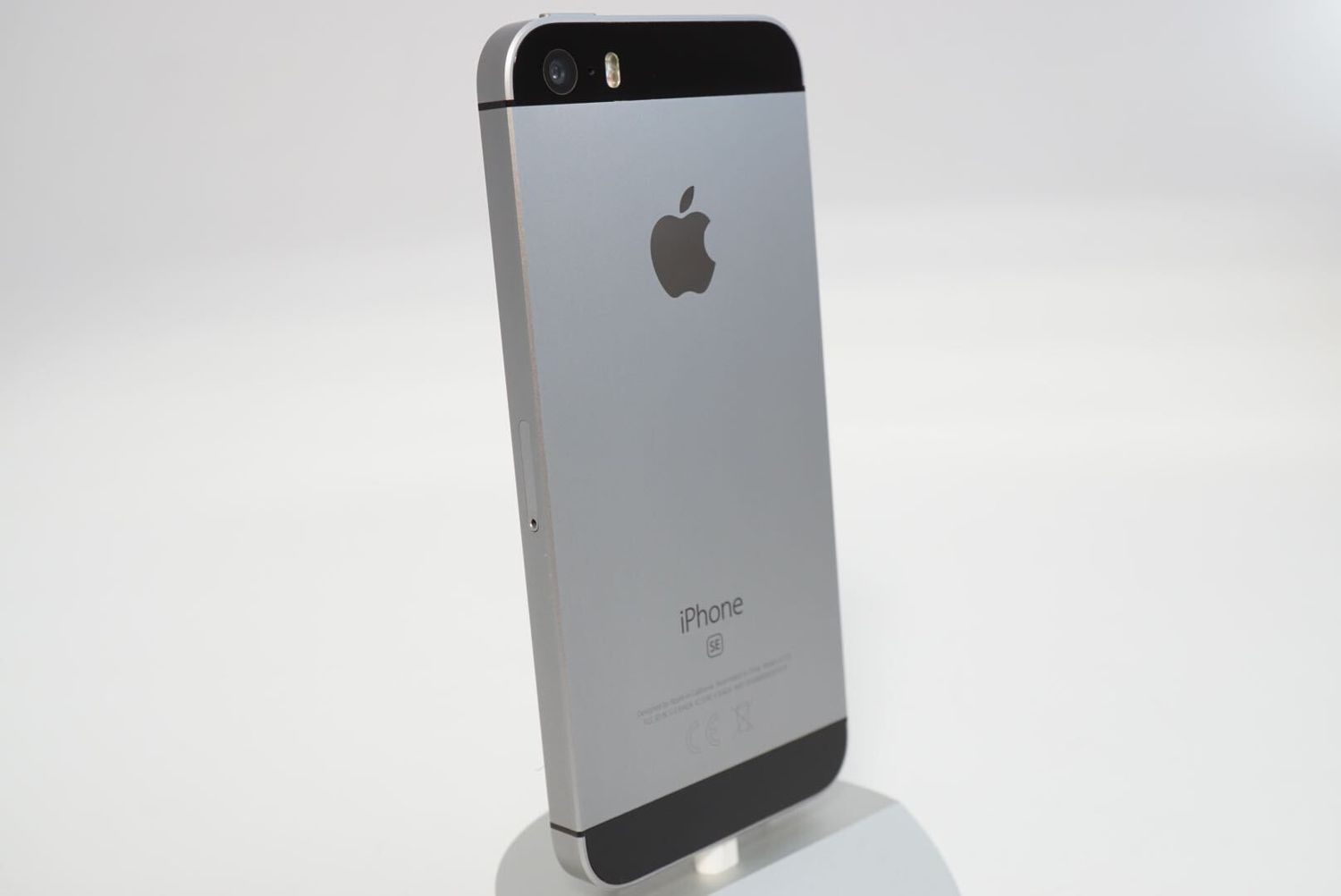 美品iPhone SE 32GB SIMフリー AppleCare＋あり（iPhone 16 Pro Max  