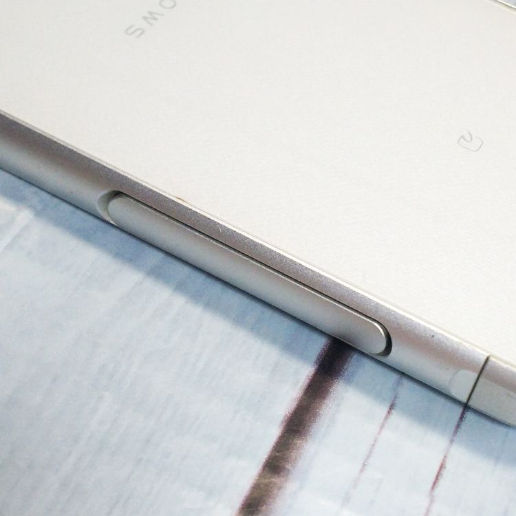 docomo arrows SV F-03H White  350