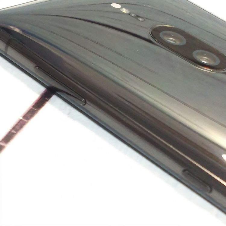 au Xperia XZ2 Premium SOV38 Chrome Black  225