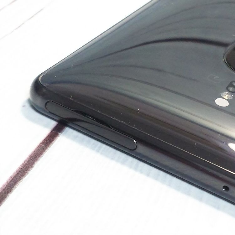 au Xperia XZ2 Premium SOV38 Chrome Black  225