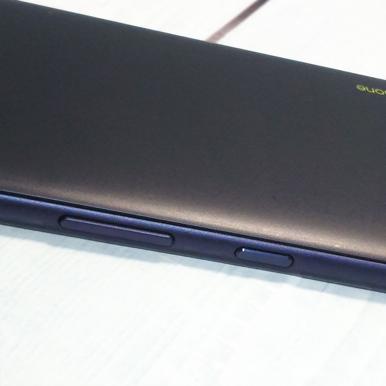 au Qua phone QZ ������ KYV44 ����ǥ���  884