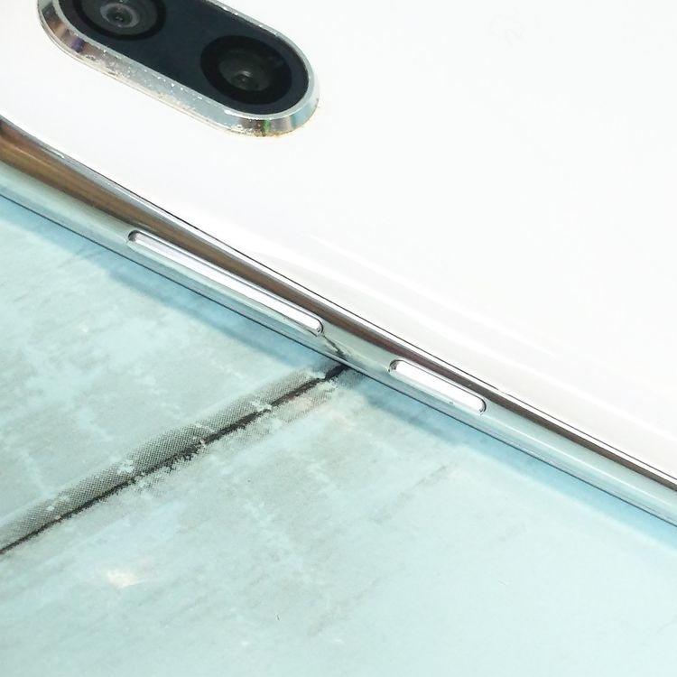 docomo AQUOS R2 SH-03K Platinum White  624