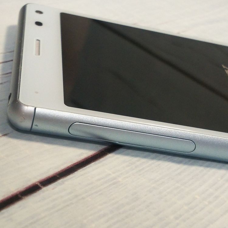 au Xperia 8 SOV42 �֥롼  986
