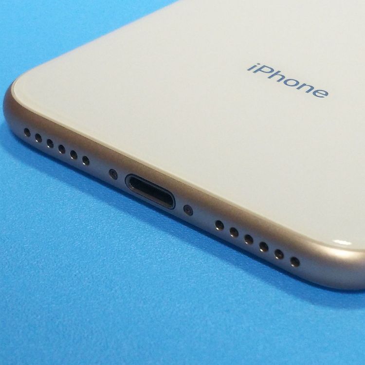 au iPhone8 64GB �������  598