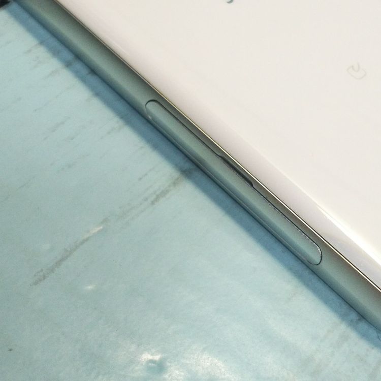 au SHV41 AQUOS R compact �ࡼ��ۥ磻��  690