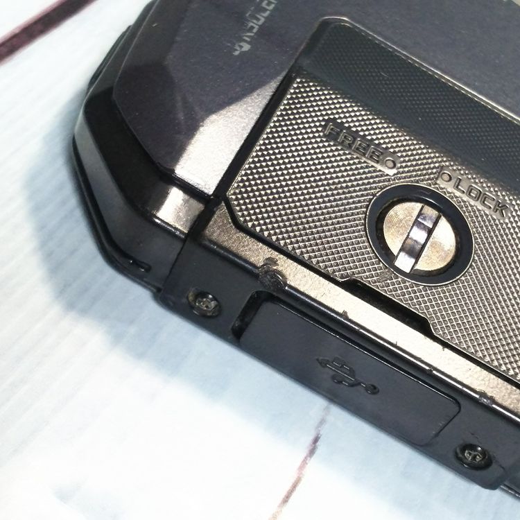 au ������ TORQUE G04 �֥�å� KYV46  709