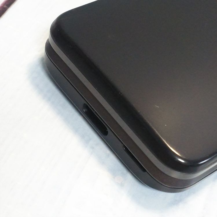 au ������ GRATINA ��[����] �֥�å� KYF39  612