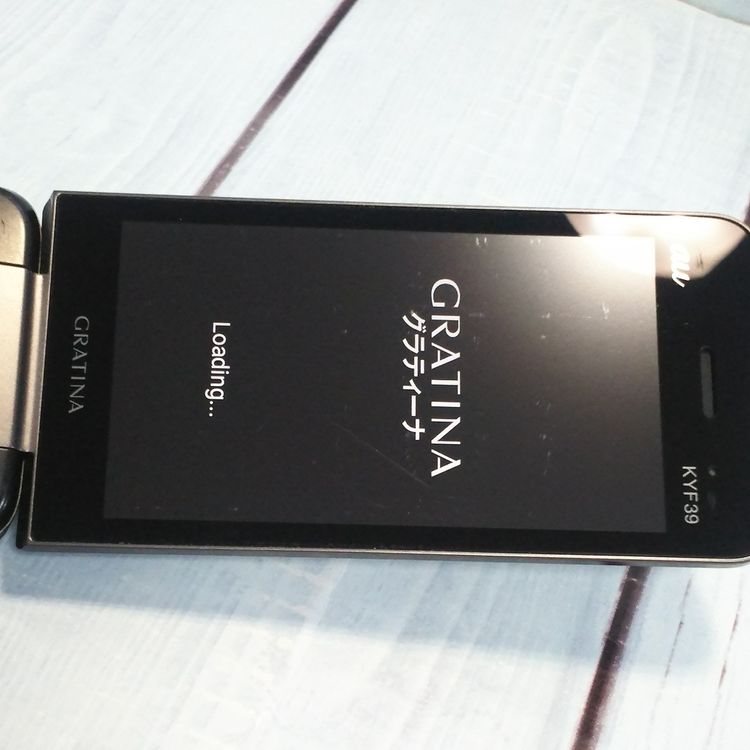 au ������ GRATINA ��[����] �֥�å� KYF39  612