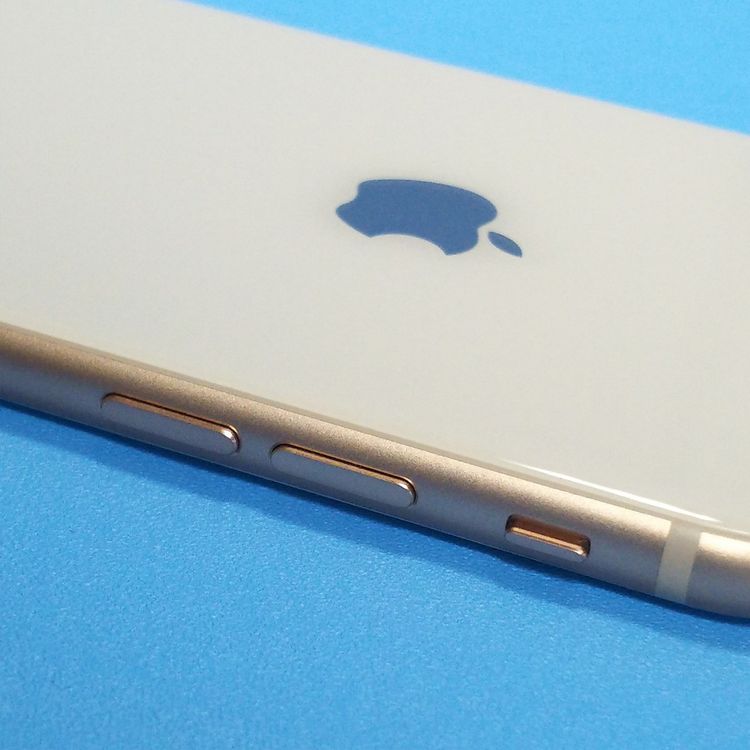 au iPhone8 64GB �������  598