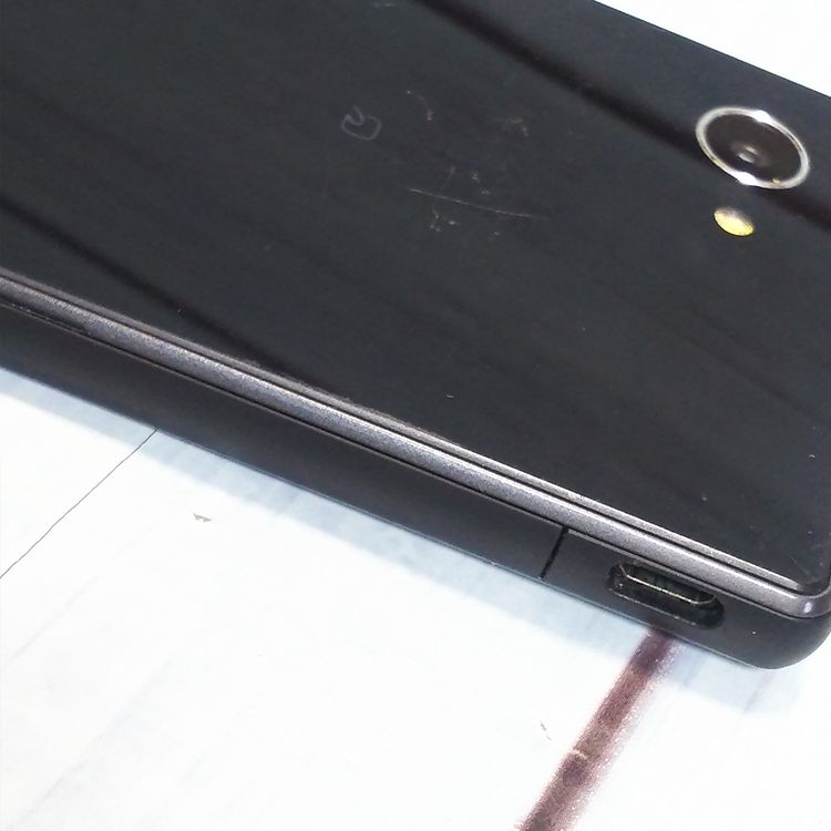 SHARP au AQUOS SERIE mini SHV33 �֥�å�  250