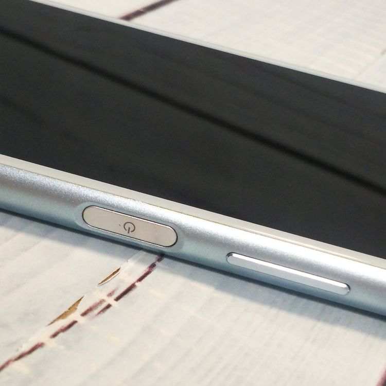 au Xperia 8 SOV42 �֥롼  986