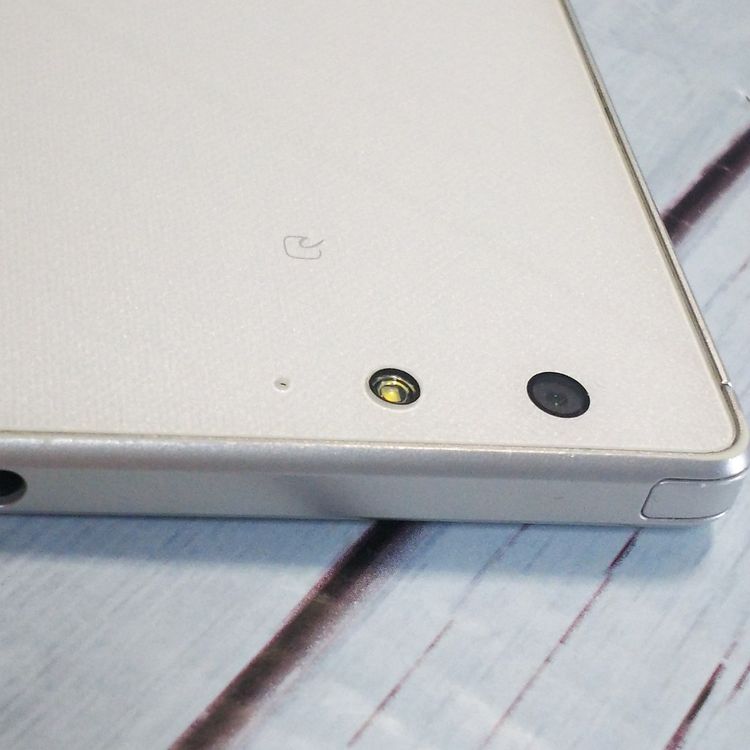 docomo arrows SV F-03H White  701