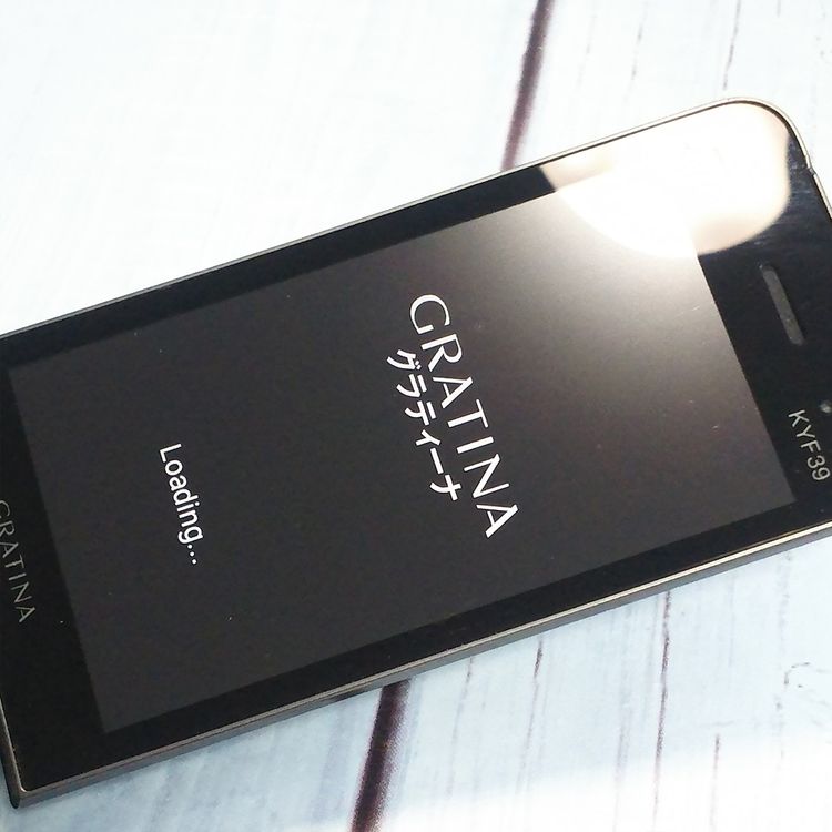 au ������ GRATINA ��[����] �֥�å� KYF39  609