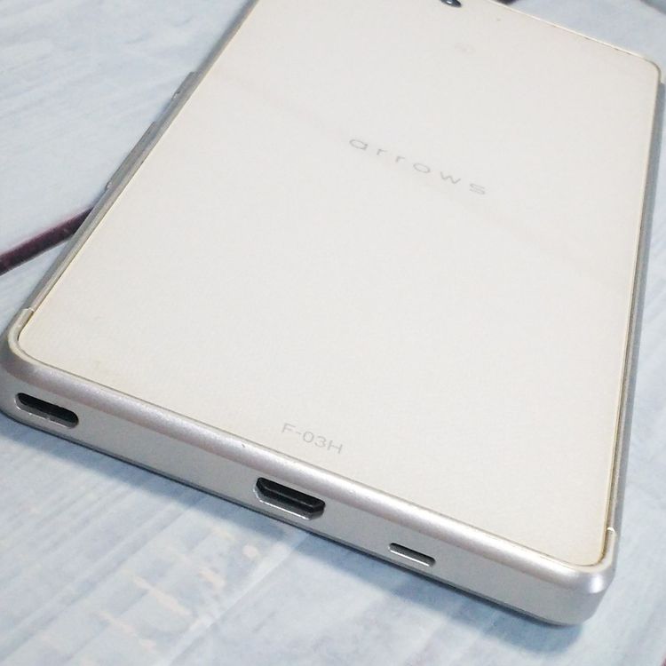 docomo arrows SV F-03H White  701