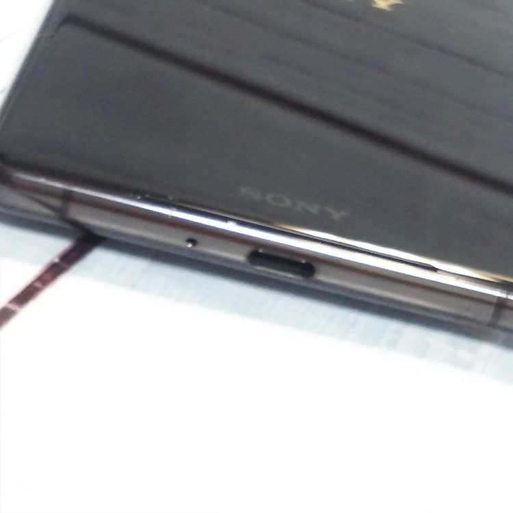 au Xperia XZ2 Premium SOV38 Chrome Black  225