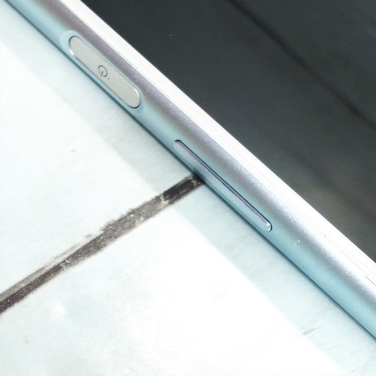 au Xperia 8 SOV42 �֥롼  387