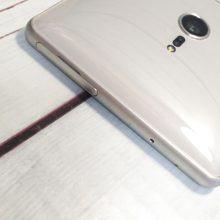 au SOV37 SONY Xperia XZ2 64GB �ꥭ�åɥ���С� �ۥ磻��  410