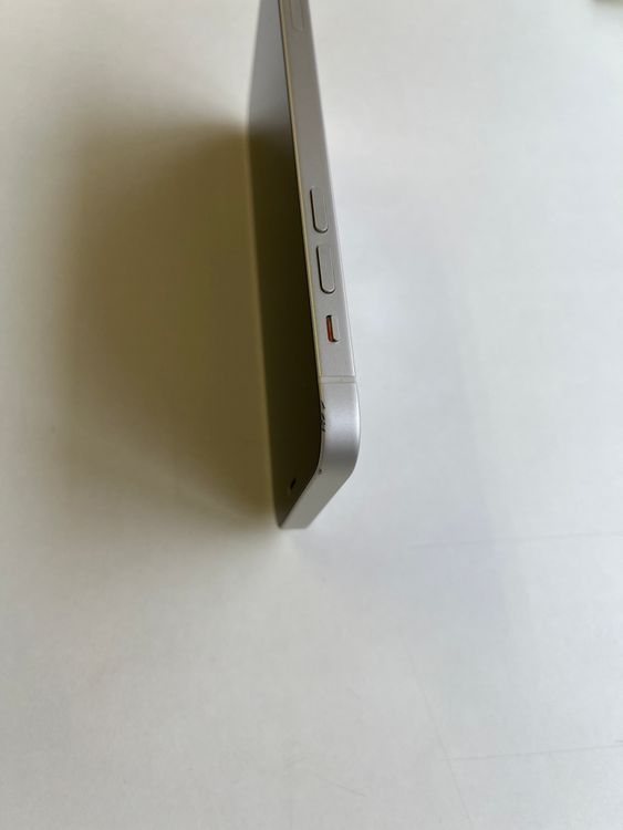 ���� iPhone 12 128GB �ۥ磻�� �Хåƥ꡼81% MGHV3J/A - 7620
