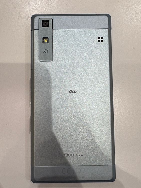 �ڽ���Ź�����ѡ�Qua phone KYV37 64GB �֥롼