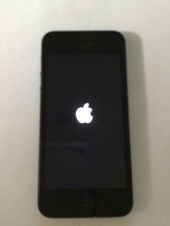 Apple iPhone 5 16GB ブラック Black au版 事足りる スマホ