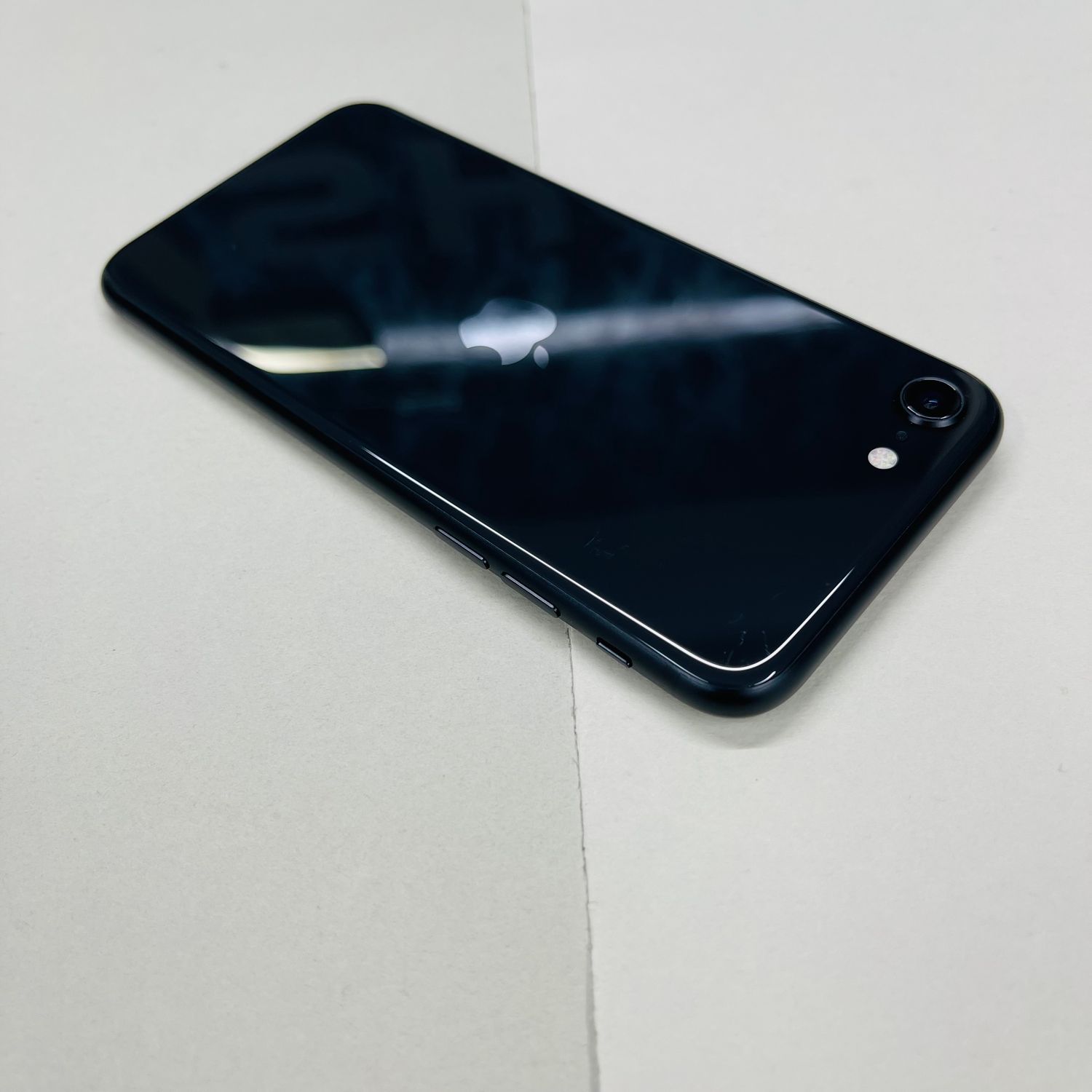 ムスビー｜[AT Shop Otsuka]美品 iphone SE2 64GB SIMフリ－5130