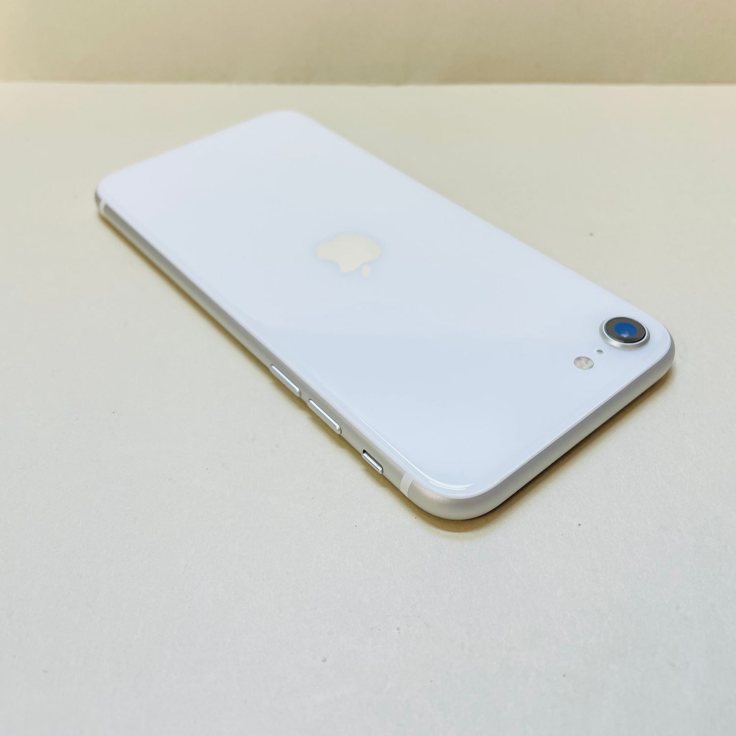 ムスビー｜美品 iphone SE2 128GB SIMフリ－6470バッテリー100