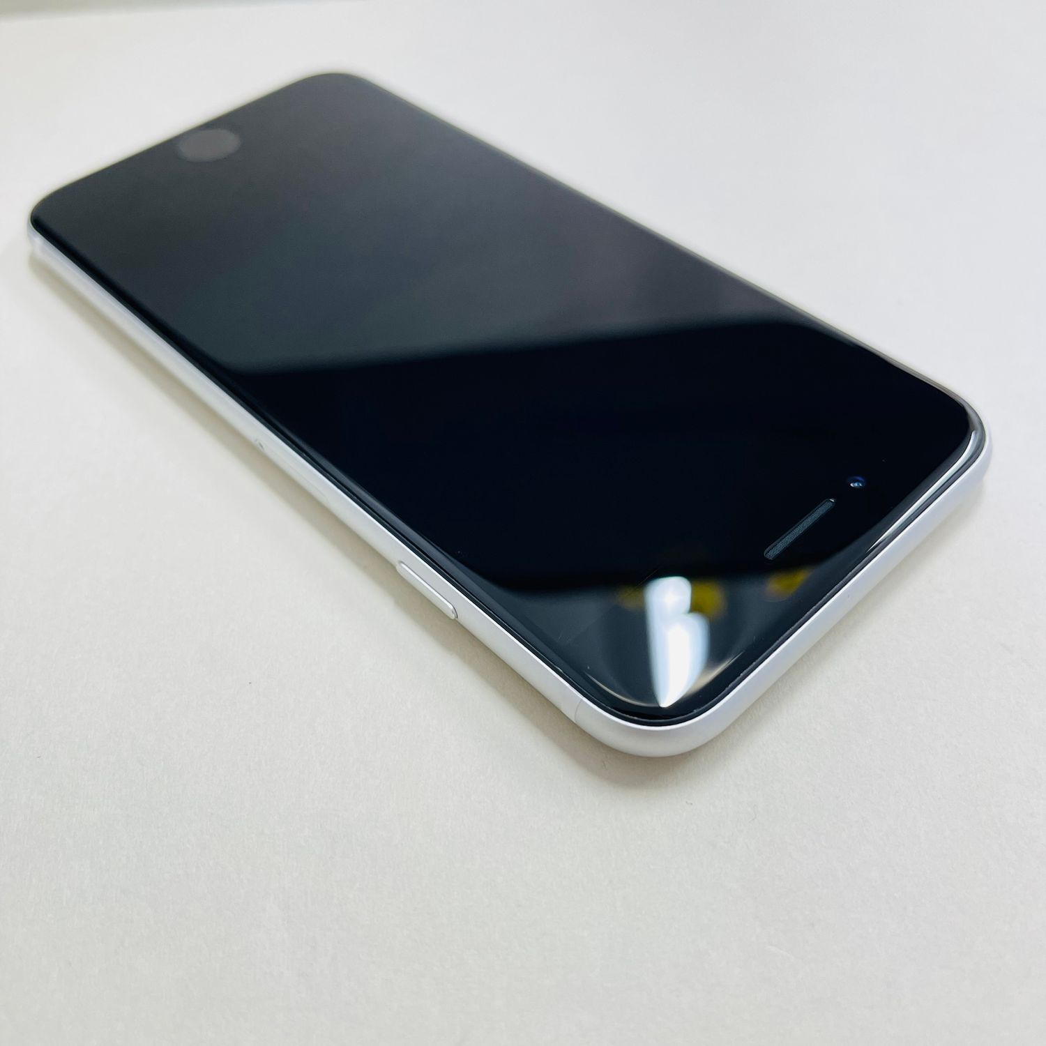 ムスビー｜[AT Shop Otsuka]美品 iphone SE2 64GB SIMフリ－1172 