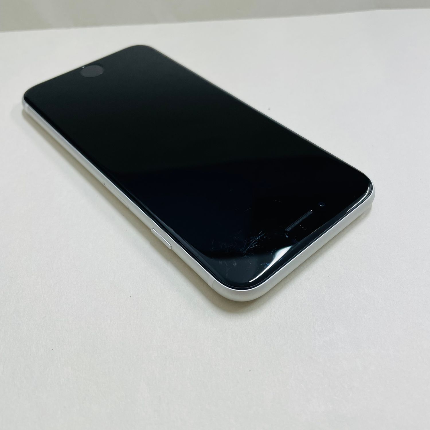 ムスビー｜[AT Shop Otsuka]美品 iphone SE第二世代 64GB SIMフリ