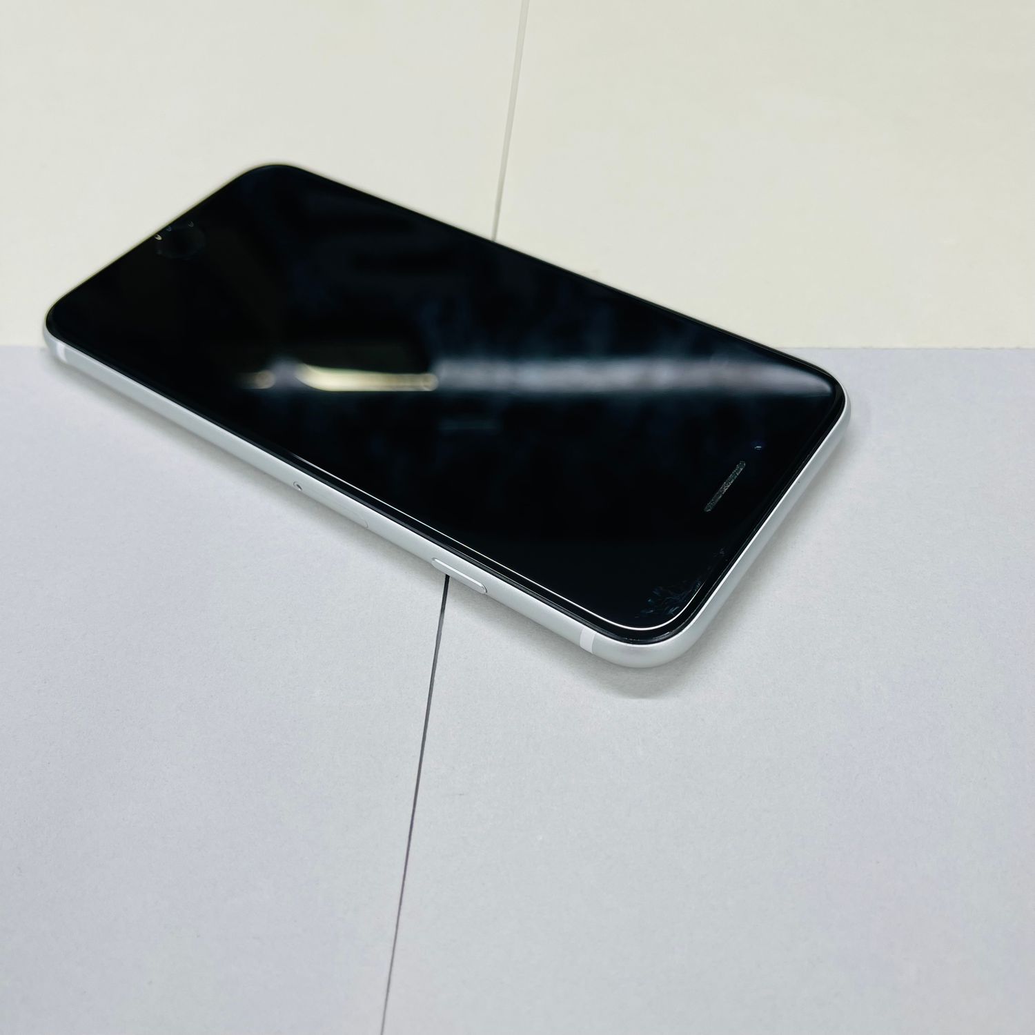 ムスビー｜[AT Shop Otsuka]美品iphone SE2 64GB SIMフリ－7931