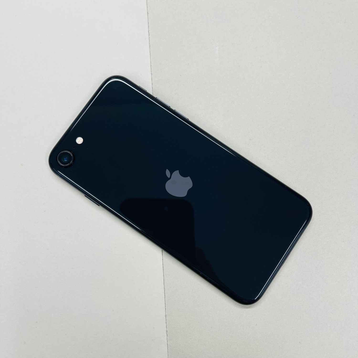 ムスビー｜[AT Shop Otsuka]美品iphone SE2 64GB SIMフリ－4977 