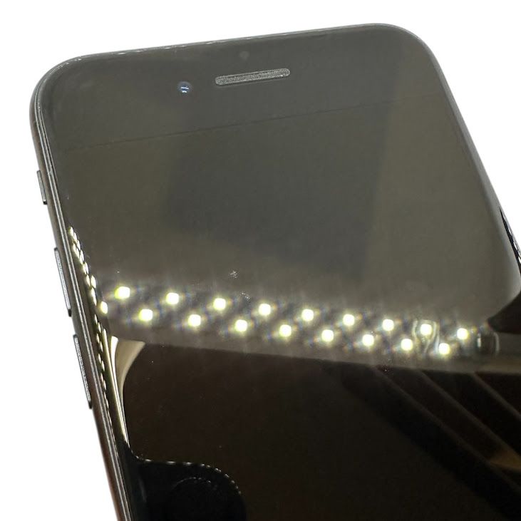 �ڥХåƥ꡼87%��iPhone��SE����2�����64GB���֥�å���SIM�ե꡼��au��