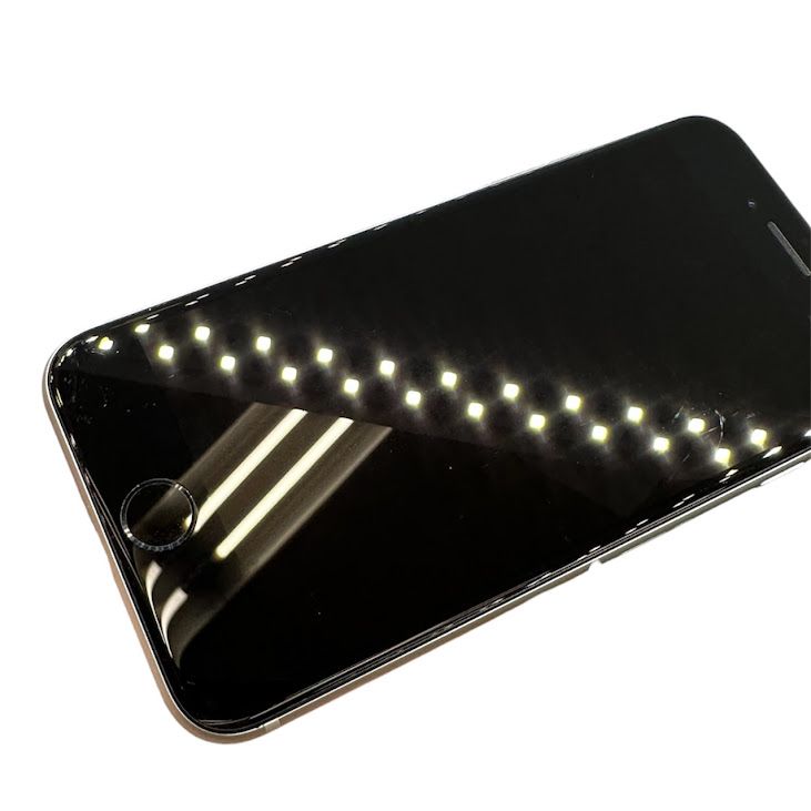 �ڥХåƥ꡼98%��iPhone��SE����2�����64GB���ۥ磻�ȡ�SIM�ե꡼��au��