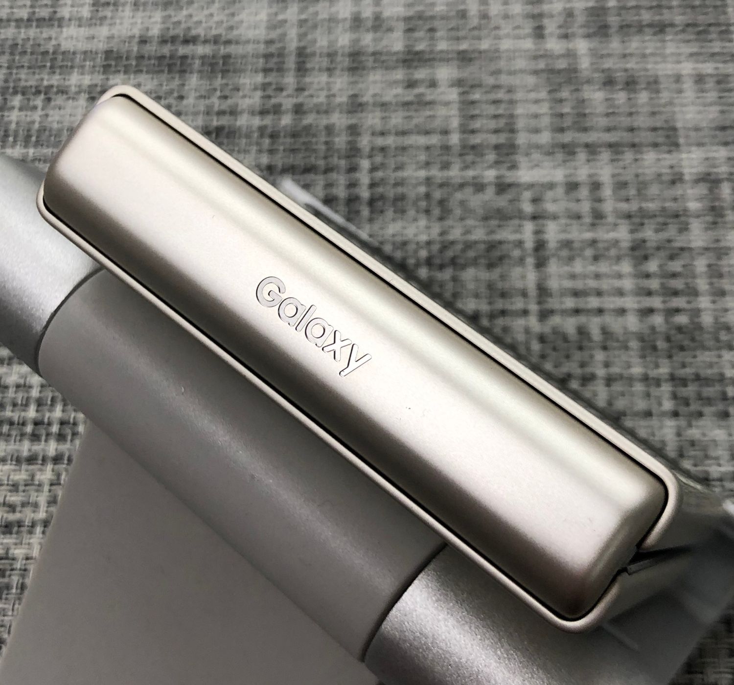 Galaxy Z Flip3 au版 クリーム（訳有り品） Galaxy Z Flip3 5G クリーム AUからsimロック解除済み