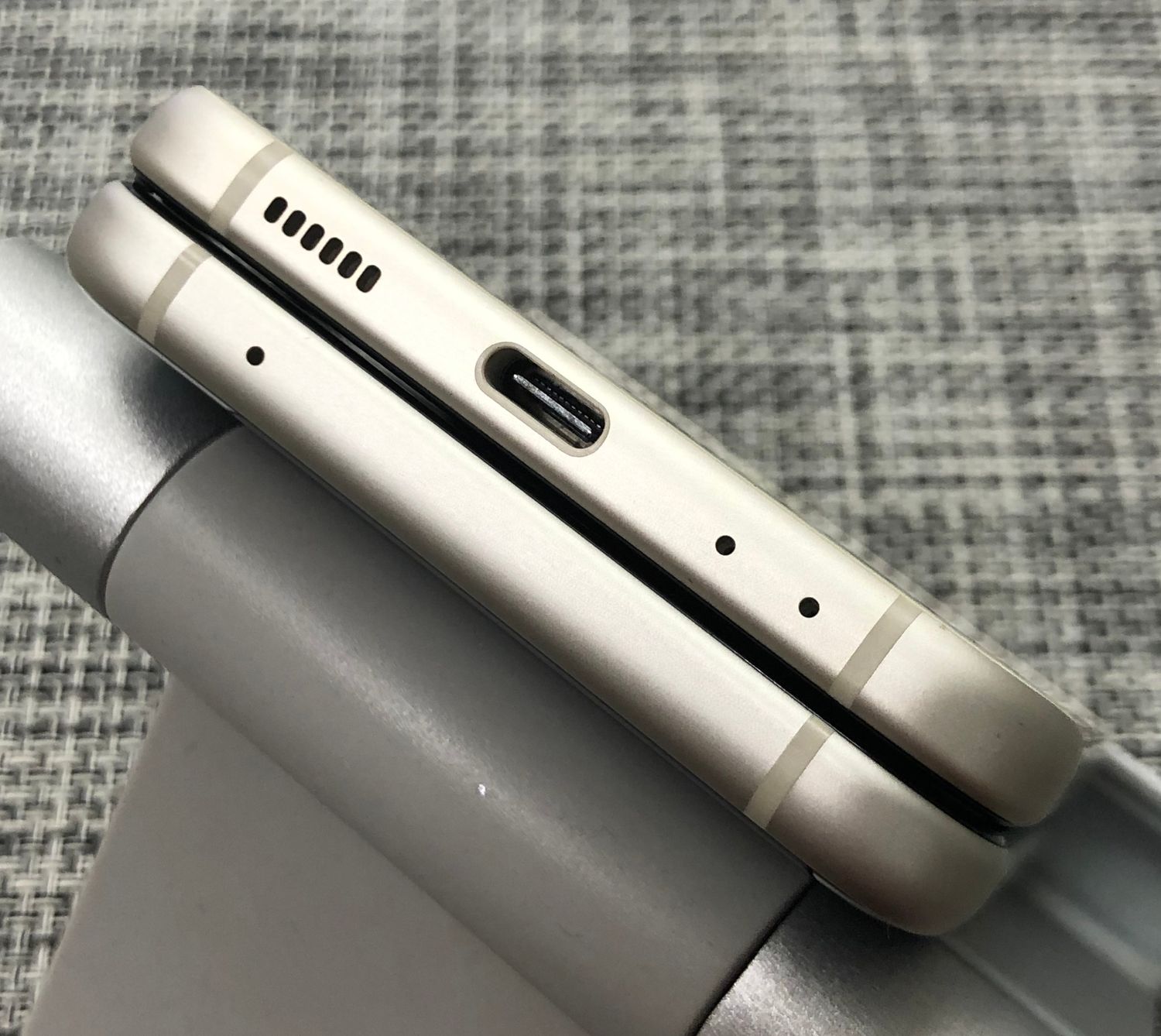 Galaxy Z Flip3 au版 クリーム（訳有り品） Galaxy Z Flip3 5G クリーム AUからsimロック解除済み