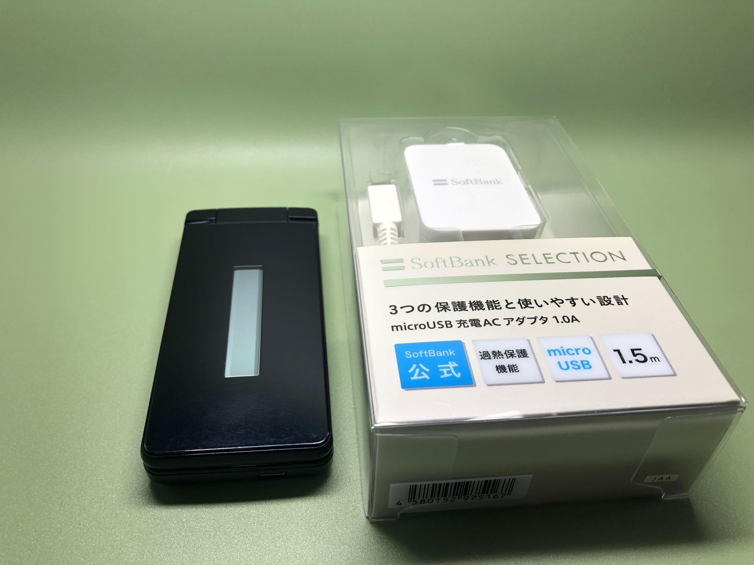 【新品・未開封】 AQUOSケータイ SH-02L 充電器/保護シート付 新品・未開封】 AQUOSケータイ SH-02L 充電器/保護シート付 新品