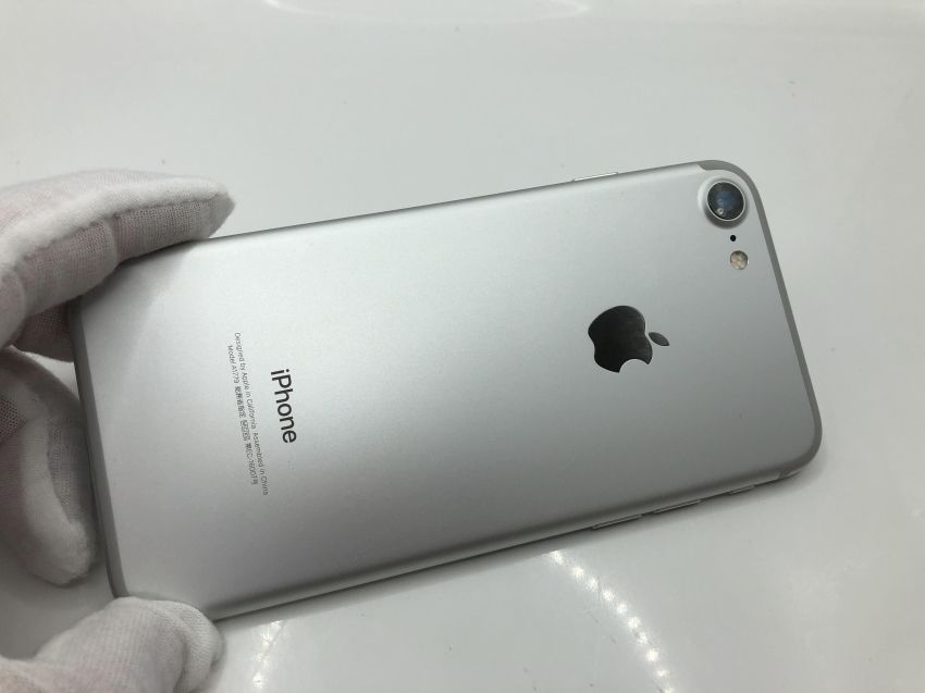 美品 iPhone 7 32GB シルバー au SIMロックあり おまけあり ムスビー|【 Simフリー】 Apple AU iPhone 7 32GB シルバー 美